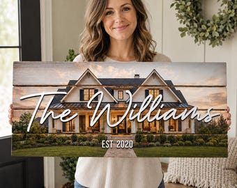 Puede incluir: Un letrero rectangular de madera con la imagen impresa de una casa blanca de dos pisos con techo oscuro y césped verde. El texto en cursiva blanca dice The Williams, con el texto en bloque blanco EST 2020 impreso debajo de la casa.
