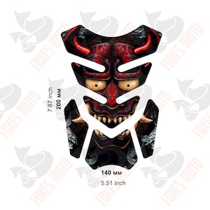 Puede incluir: Una almohadilla para depósito de moto roja y negra con un diseño de máscara de demonio japonés. La almohadilla mide 20 cm por 14 cm.