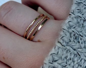 Conjunto de 3 anéis empilháveis em ouro 14k, modelos variados, para mulheres, com textura de corda, estilo clássico, ideal para presentear.