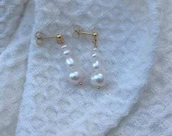 Boucles d'oreilles en perle thème des vacances Boucles d'oreilles boule de neige en perles de Noël Blancs Bijoux pour des fêtes Boucles d'oreilles de Noël Perles dorées Bijoux cadeau