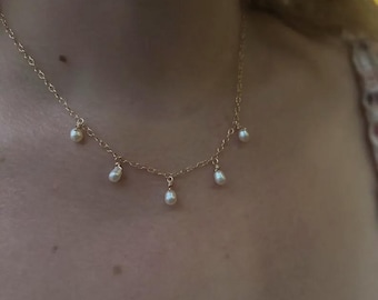 Delicado collar de perlas con baño de oro de 14k. Collar colgante de perlas. Regalo para mamá. Elegante joyería de perlas resistente al agua. Regalo para esposa. Collar de novia.