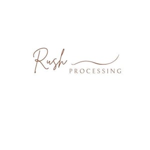 K&ouml;nnte beinhalten: Ein Logo mit dem Wort "Rush" in Schreibschrift, gefolgt von einer geschwungenen Linie und dem Wort "PROCESSING" in einer serifenlosen Schriftart. Der Text ist braun auf wei&szlig;em Hintergrund.