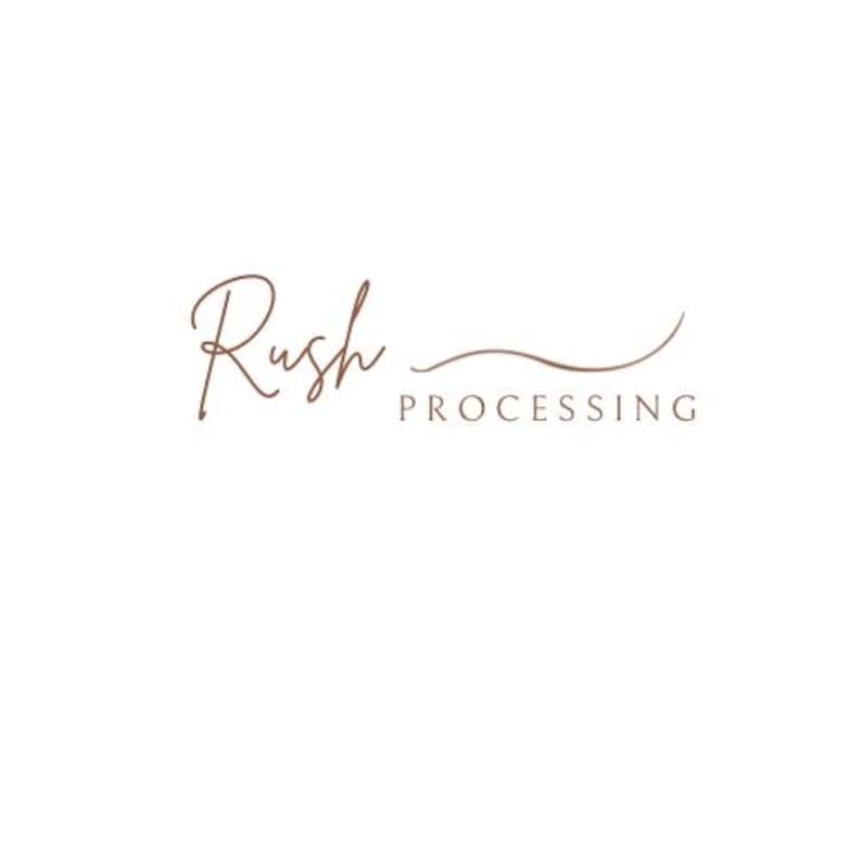 K&ouml;nnte beinhalten: Ein Logo mit dem Wort "Rush" in Schreibschrift, gefolgt von einer geschwungenen Linie und dem Wort "PROCESSING" in einer serifenlosen Schriftart. Der Text ist braun auf wei&szlig;em Hintergrund.