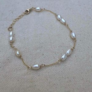 Freshwater Pearl Bracelet Delicate Gold Bridal Wedding Jewelry 14k Gold Filled Hypoallergenic Bridesmaid Gift Adjustable Chain Dainty