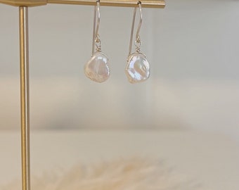 Orecchini pendenti con perle Keshi in argento sterling, regalo per damigella d'onore, regalo di compleanno di giugno, gioielli per invitati al matrimonio, orecchini in argento con perle barocche da sposa