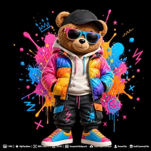 Puede incluir: Un oso de peluche marrón con gorra de béisbol negra, gafas de sol multicolores, sudadera blanca con capucha, chaqueta acolchada arcoíris, pantalones cargo negros con detalles azules y naranjas, y zapatillas deportivas azules y rosas.