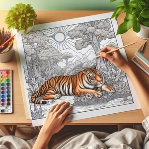 Puede incluir: Una p&aacute;gina para colorear en blanco y negro con un tigre en un entorno de jungla. El tigre est&aacute; acostado con la cabeza girada hacia un lado. La escena de la jungla incluye &aacute;rboles, hojas y flores.