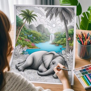 K&ouml;nnte beinhalten: Eine Schwarzwei&szlig;-Malvorlage mit einer detaillierten Illustration eines Elefanten, der in einer tropischen Dschungellandschaft mit einem Wasserfall und Palmen liegt. Die Seite ist teilweise in Graut&ouml;nen ausgemalt.