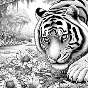 Puede incluir: Una ilustraci&oacute;n en blanco y negro de un tigre en un entorno de selva. El tigre est&aacute; mirando directamente al espectador con una expresi&oacute;n seria. El tigre est&aacute; rodeado de exuberante vegetaci&oacute;n y flores.