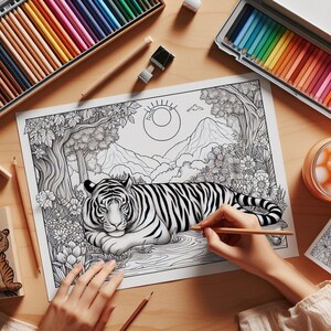 Puede incluir: Una p&aacute;gina para colorear en blanco y negro con un tigre acostado en un entorno de jungla. El tigre est&aacute; rodeado de flores y &aacute;rboles. La p&aacute;gina est&aacute; impresa en papel blanco.