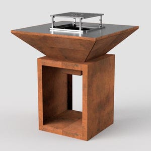 Può includere: Un moderno braciere da esterno con una base quadrata color ruggine e una parte superiore svasata. La superficie superiore è in metallo grigio scuro e include una piccola griglia in acciaio inossidabile. Progettato per uso esterno.