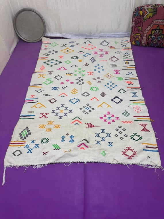 Traditional Amazigh Kilim with White Background and Colorful Geometric Patterns