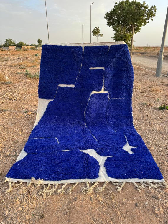 Modern Abstract Moroccan Rug – Handwoven Wool in Deep Blue and White with Minimalist Design and Artistic Touch – Unique Berber Style