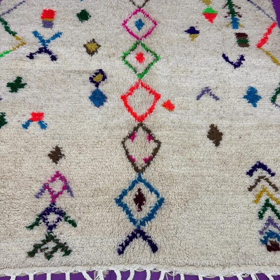 Funky Berber rug; Moroccan woolen carpet; Azilal Beni Ouarain style. Rug