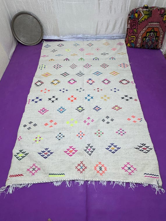 Traditional Amazigh Kilim with White Background and Colorful Geometric Patterns