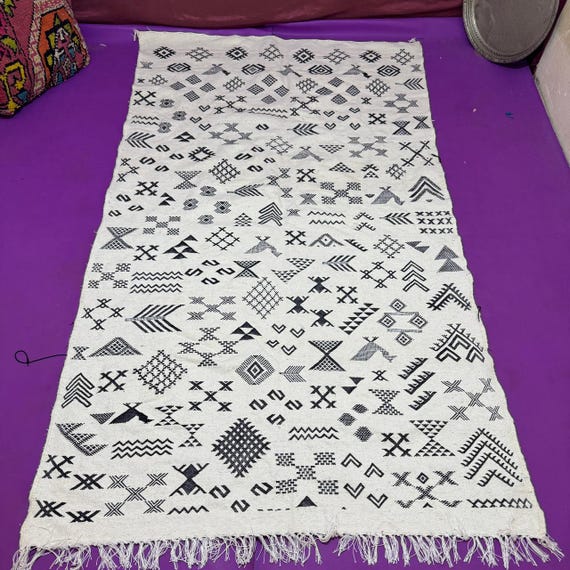 Handwoven Moroccan Rug – Black and White Berber Wool Carpet with Geometric Patterns kilim