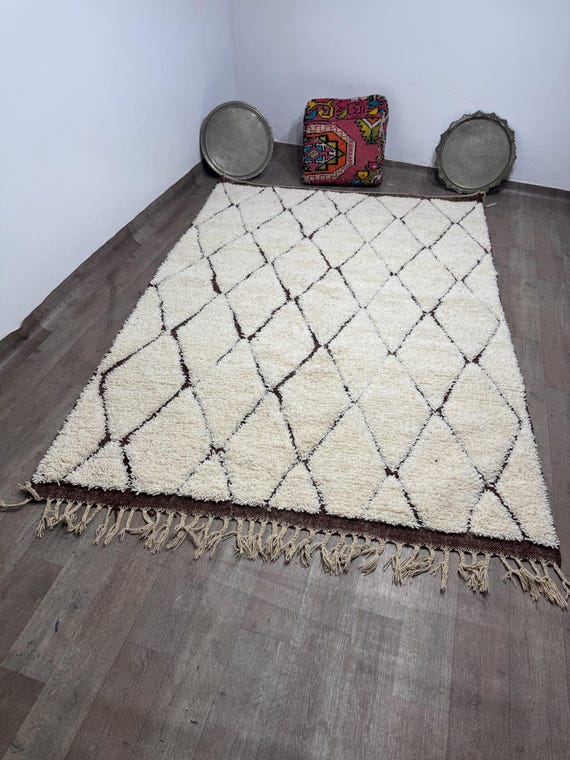 Traditional Berber rug made of natural wool with a soft geometric design and an authentic artistic touch.