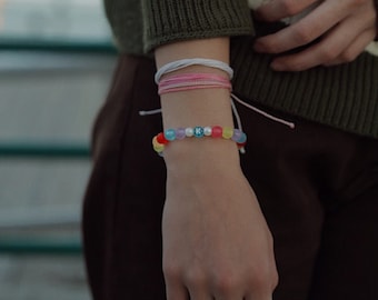 Bracciale con perline iniziali personalizzate colorate