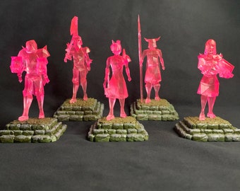 Pode incluir: Seis figuras em miniatura translúcidas cor-de-rosa de personagens de fantasia, cada uma em pé sobre uma pequena base de pedra. Os personagens são um guerreiro, um mago, um cavaleiro, um ladrão, um clérigo e um ranger.