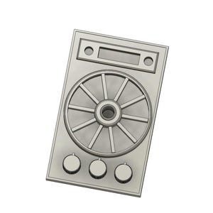 Könnte beinhalten: Eine silberfarbene Steuerungstafel mit einem großen kreisförmigen Zifferblatt in der Mitte, einer kleinen rechteckigen Anzeige darüber und drei runden Knöpfen darunter. Das Zifferblatt hat ein speichenartiges Design. Die Tafel ist rechteckig mit abgerundeten Ecken.