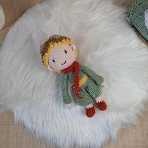 Boneca de Crochê Feita à Mão – Boneca Amigurumi Príncipe – Presente Personalizado para Crianças