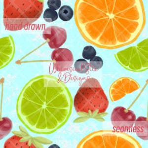 Puede incluir: Un patrón sin costuras con ilustraciones dibujadas a mano de rodajas de fruta, incluyendo naranja, lima y fresa, junto con cerezas y arándanos. El fondo es azul claro con una textura moteada blanca. El texto "Whimsical Stitx & Designs" y "hand drawn" y "seamless" están incluidos en el patrón.
