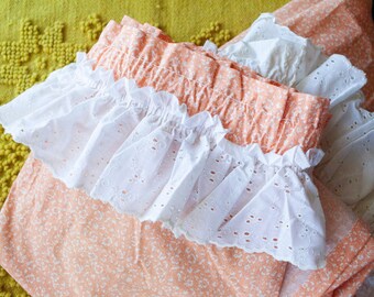 Vintage 80s Ruffled Curtain in Peach with white flowers, retro curtain panels for home cottage or kids bedroom
