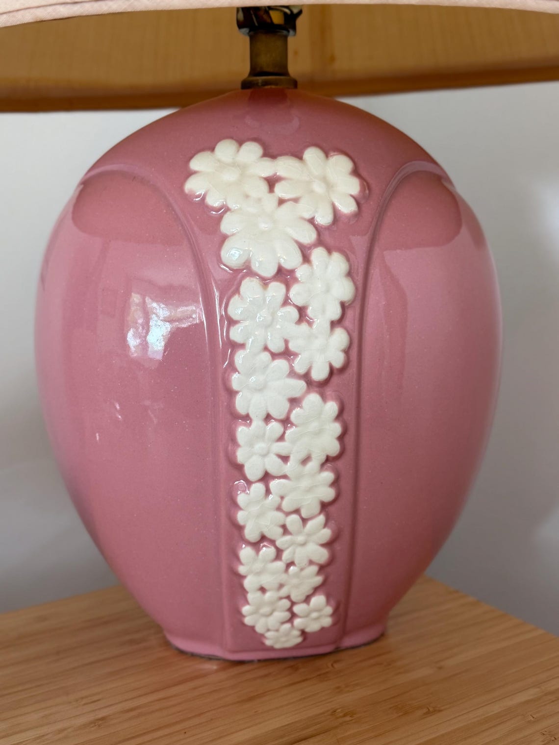 Vintage Pink Ceramic Floral Table Lamp | Cottagecore Bedside Lamp | Romantic Shabby Chic Lighting | Vintage Boho Decor, foto 4 di 5