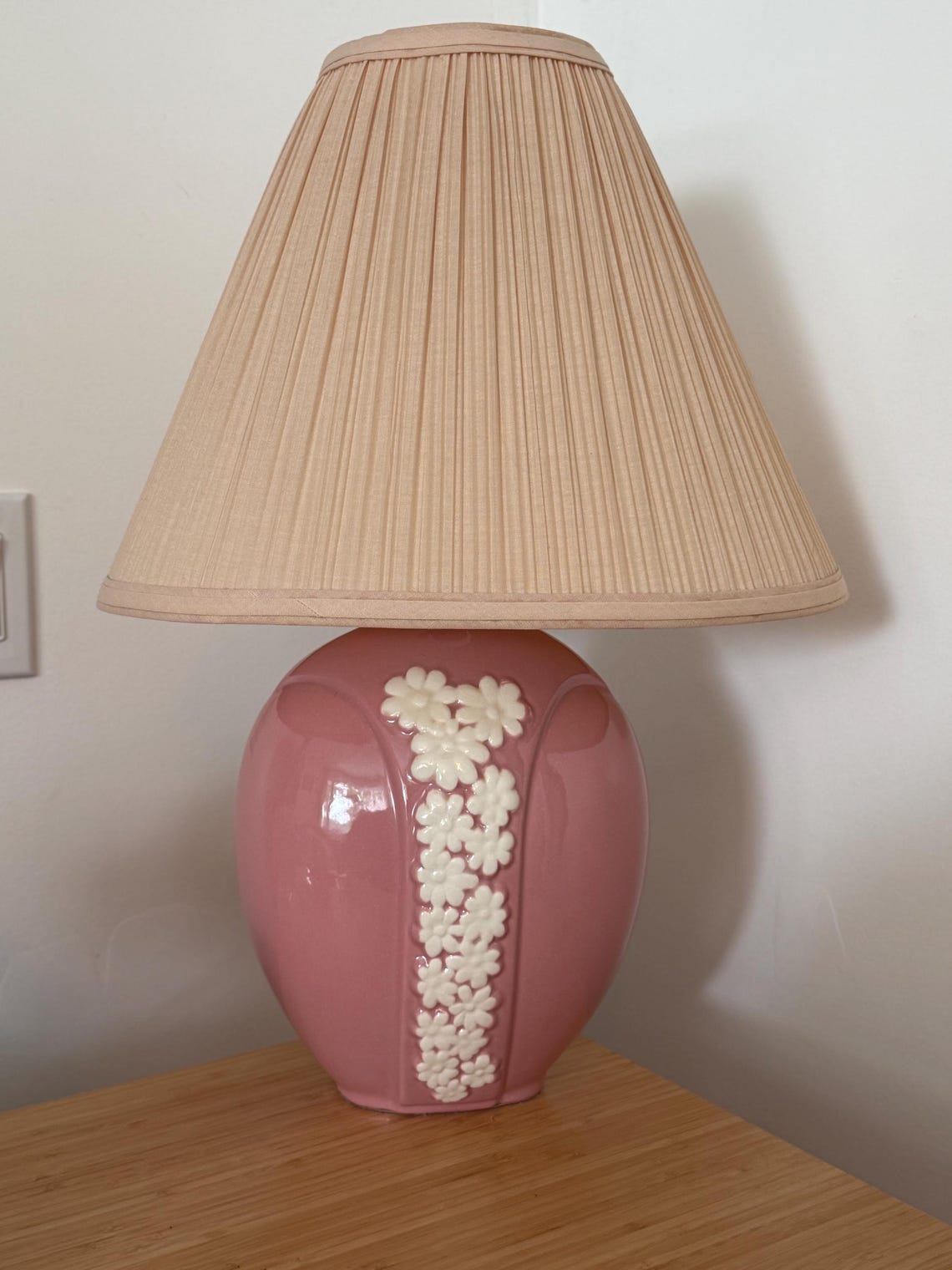 Vintage Pink Ceramic Floral Table Lamp | Cottagecore Bedside Lamp | Romantic Shabby Chic Lighting | Vintage Boho Decor, foto 2 di 5