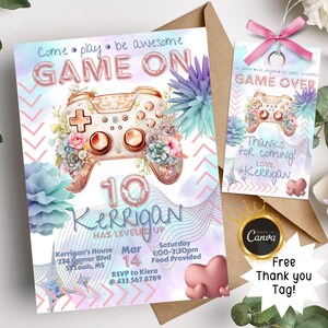 Puede incluir: Una invitación de cumpleaños con temática de videojuegos. La invitación presenta un diseño de mando de juego con detalles florales y el texto "GAME ON". Incluye una etiqueta de agradecimiento a juego. La invitación es para un décimo cumpleaños.