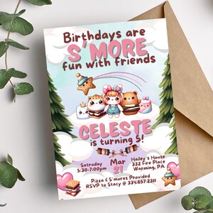 Peut inclure: Une invitation d'anniversaire rose et violette avec une illustration de dessin animé d'une fille et d'animaux tenant des guimauves grillées. Le texte indique "Birthdays are S'MORE fun with friends" et "CELESTE is turning 5!" L'invitation comprend des détails pour la fête, y compris la date, l'heure, le lieu et les informations de RSVP.