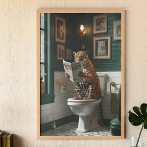 Puede incluir: Impresión enmarcada de un jaguar leyendo un periódico en un inodoro. El jaguar tiene un pelaje manchado y está en un baño con cuadros enmarcados en la pared. El baño tiene una pared verde y azulejos blancos.