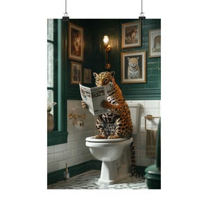 ジャガーのバスルームウォールアート - トイレで新聞を読む大きな猫 - レトロポスター - 面白い野生動物の装飾