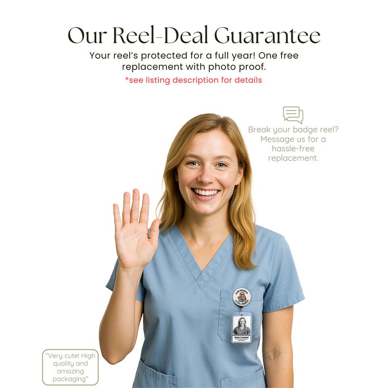 K&ouml;nnte beinhalten: Eine Frau in einem hellblauen Oberteil winkt in die Kamera. Sie tr&auml;gt eine Ausweisrolle mit einem Cartoon-Bild und einem Namensschild. Der Text im Bild lautet "Our Reel-Deal Guarantee" und "Break your badge reel? Message us for a hassle-free replacement."