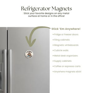 K&ouml;nnte beinhalten: Ein runder K&uuml;hlschrankmagnet mit einem Faultier-Design, das eine Tasse h&auml;lt. Der Magnet tr&auml;gt den Text "Slow Progress Is Still Progress". Der Magnet wird an einer K&uuml;hlschrankt&uuml;r gezeigt.