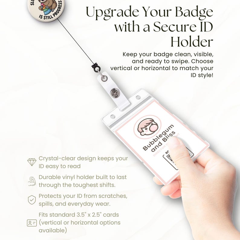 K&ouml;nnte beinhalten: Ein durchsichtiger Ausweishalter mit einer einziehbaren Rolle. Der Halter zeigt eine Karte mit dem Text "Bubblegum and Bliss". Der Text "Upgrade Your Badge with a Secure ID Holder" steht oben. Der Halter passt f&uuml;r Standardkarten von 8,9 cm x 6,4 cm.