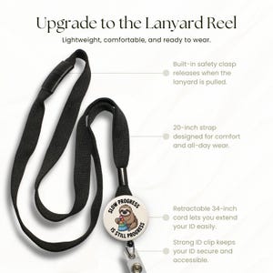 K&ouml;nnte beinhalten: Schwarzes Schl&uuml;sselband mit dem Text "Upgrade to the Lanyard Reel". Das Band hat eine L&auml;nge von 50.8 cm und eine einziehbare Kordel von 86.36 cm. Das Band hat ein rundes Design mit einem Faultier und den Worten "Slow Progress Is Still Progress".