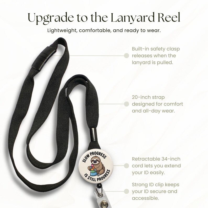 K&ouml;nnte beinhalten: Schwarzes Schl&uuml;sselband mit dem Text "Upgrade to the Lanyard Reel". Das Band hat eine L&auml;nge von 50.8 cm und eine einziehbare Kordel von 86.36 cm. Das Band hat ein rundes Design mit einem Faultier und den Worten "Slow Progress Is Still Progress".