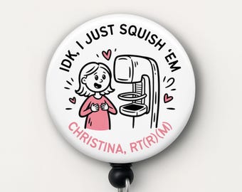 Puede incluir: Un carrete de insignia blanco con una ilustración de dibujos animados. El diseño presenta a una mujer con una camisa rosa, una máquina de mamografía y el texto "IDK, I JUST SQUISH 'EM". El nombre "CHRISTINA, RT(R)(M)" también está incluido en rosa.