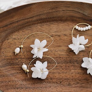 Handmade Real Hydrangea Flower Earrings: Dried Flower Jewelry Made with Plant-Based Resin, With Pearl Accents for Bridal and Wedding Wear
