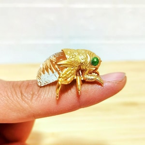 Gold Plated Copper Cicada Statue: Exquisite Desk Ornament, Symbol of Rebirth & Good Fortune, Unique Art Glass Decor Gift