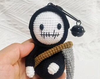 Crochet Halloween Grim Reaper Doll: Handcrafted Halloween Decor for Spooky Atmosphere, Spooky Halloween Gift, Kawaii Dark Decor Collectible