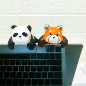 Drewniana rzeźbiona panda i czerwona panda, które można umieścić na komputerze: ręcznie robiona drewniana figurka misia pandy, urocza miniaturowa figurka zwierzęcia