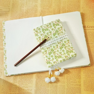 Besticktes Blumen-Notizbuch mit nachfüllbaren Seiten und handgefertigtem Cover für einzigartiges personalisiertes Geschenk, Blumen-Notizbuch, ideales Traumbuch-Journal