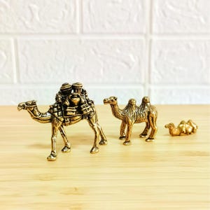 Handgjord mässingskamelfigur: Vintage djurinredning, reseinspirerad mässingsdekor, omtänksam present för resor och djurälskare