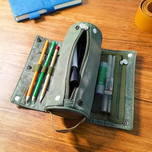 Étui à crayons tout-en-un de grande capacité, design portable enroulable avec plusieurs compartiments pour ranger vos articles de papeterie et vos indispensables de voyage