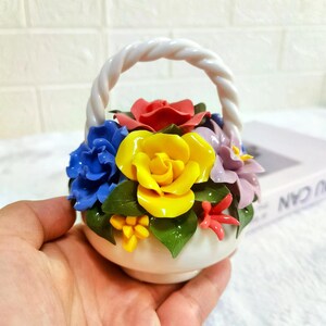手作りの陶器のカラフルな花束とフラワーバスケット：ユニークな季節の花の装飾、装飾的な手作りのホームデコレーションのアクセントピース