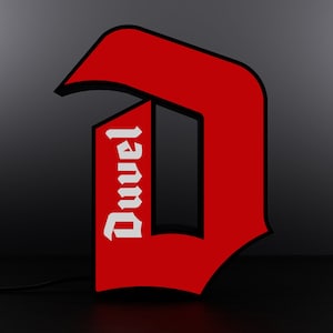 Puede incluir: Una letra D estilizada roja con un logotipo "Jagermeister" blanco en su interior. La letra D está delineada en negro.