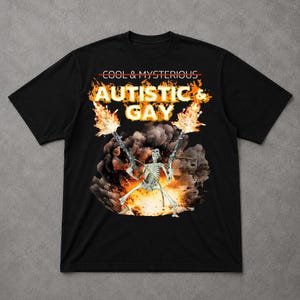 Könnte beinhalten: Ein schwarzes T-Shirt mit kurzen Ärmeln und einer Grafik eines Skeletts, das zwei brennende Waffen inmitten einer Explosion hält. Der Text lautet COOL & MYSTERIOUS mit einem roten Strich durchgestrichen, gefolgt von AUTISTIC & GAY in Gelb.