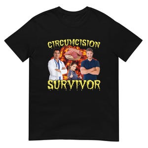 Puede incluir: Camiseta negra con un gráfico amarillo que dice "Circumcision Survivor". El gráfico presenta a tres personas y un plato de salami en rodajas.
